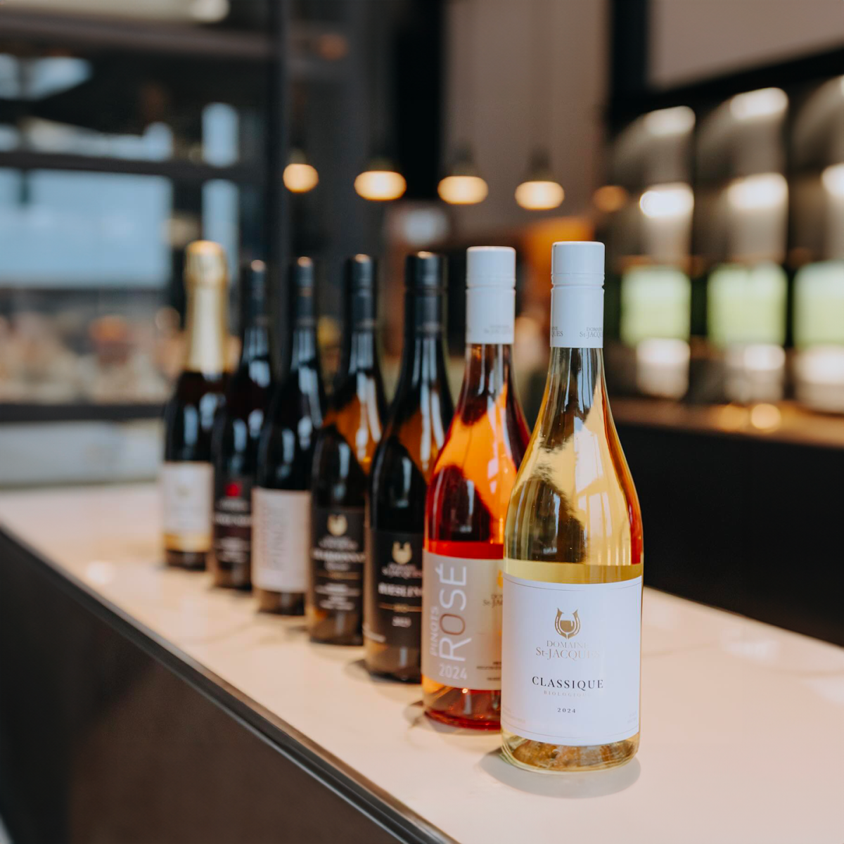 Photo de bouteilles de vin alignées sur un comptoir
