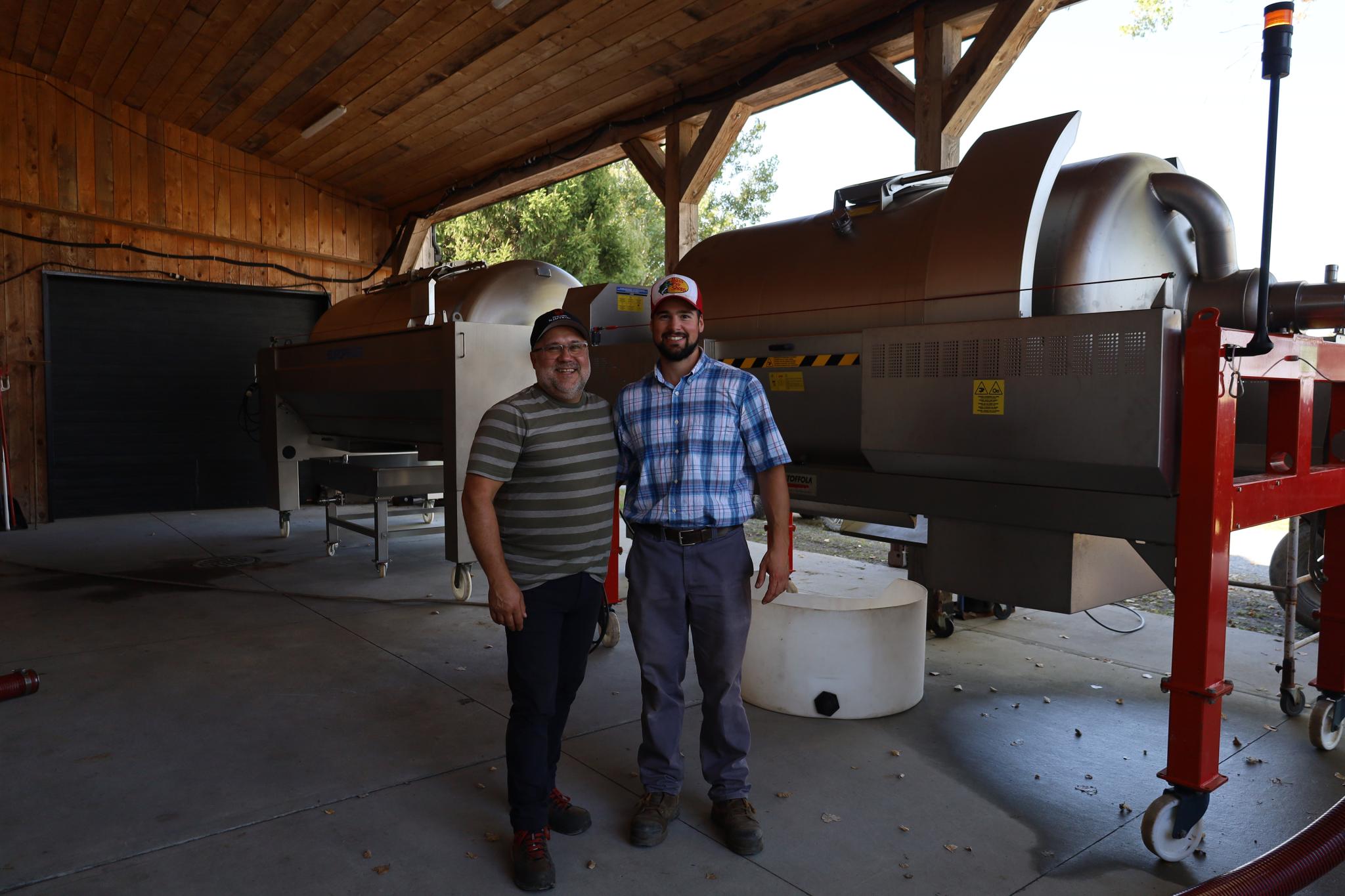Hommes posant devant la presse